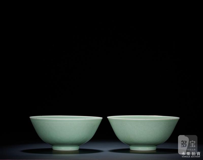 清嘉庆 豆青釉暗刻皮球花纹碗（一对） - 图3